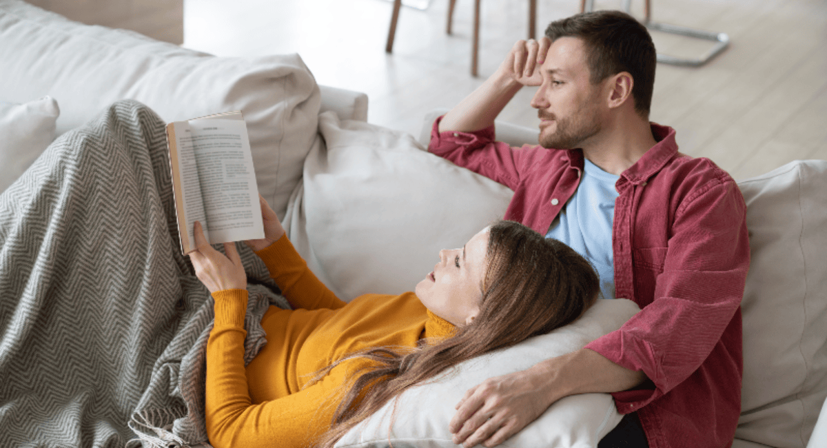 How to Create a Cozy Valentine’s Evening at Home with a Book
